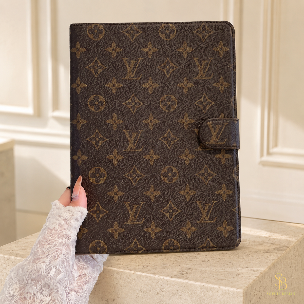 Braune iPad-Hülle mit Monogramm und Aufstellfunktion – Sophie-Berlin-Luxusansicht 1