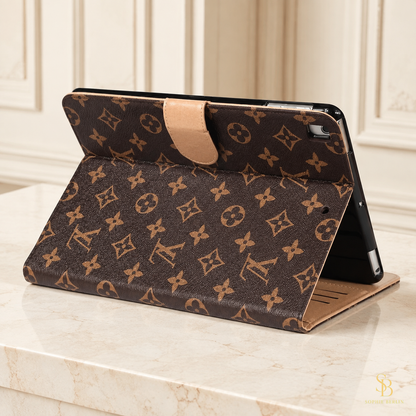Braune iPad-Hülle mit Monogramm und Aufstellfunktion – Sophie-Berlin-Luxusansicht 2