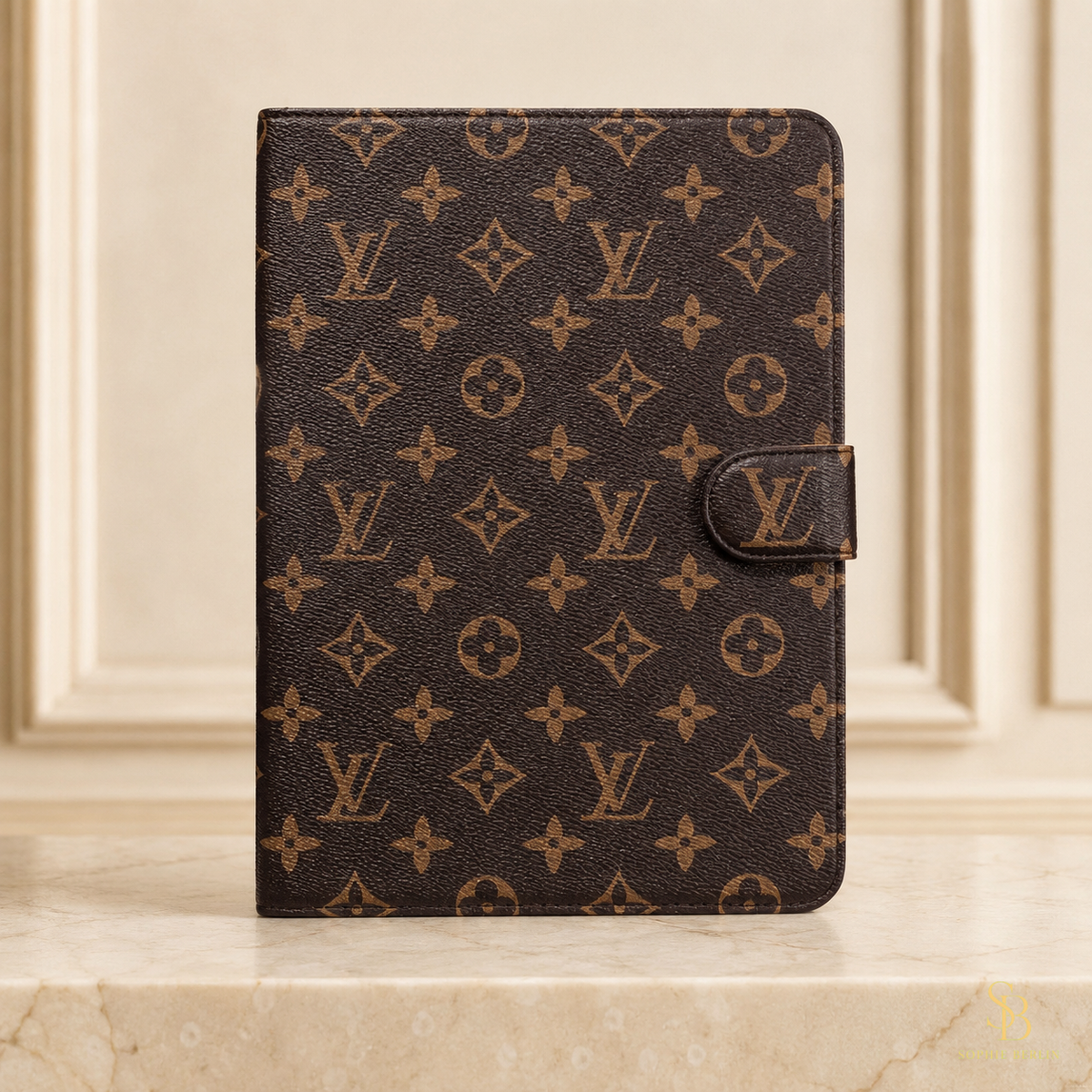 Braune iPad-Hülle mit Monogramm und Aufstellfunktion – Sophie-Berlin-Luxusansicht 3