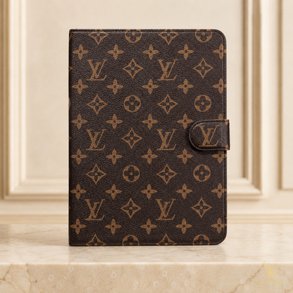 Braune iPad-Hülle mit Monogramm und Aufstellfunktion – Sophie-Berlin-Luxusansicht 3