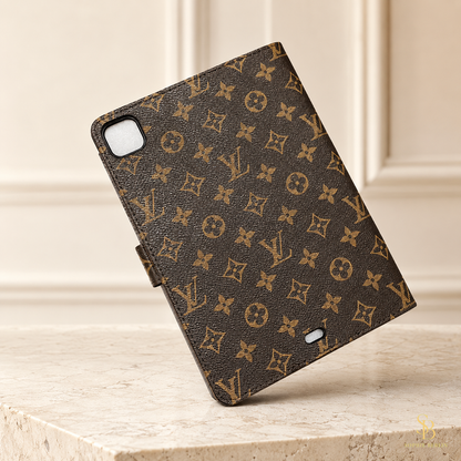 Braune iPad-Hülle mit Monogramm und Aufstellfunktion – Sophie-Berlin-Luxusansicht 4