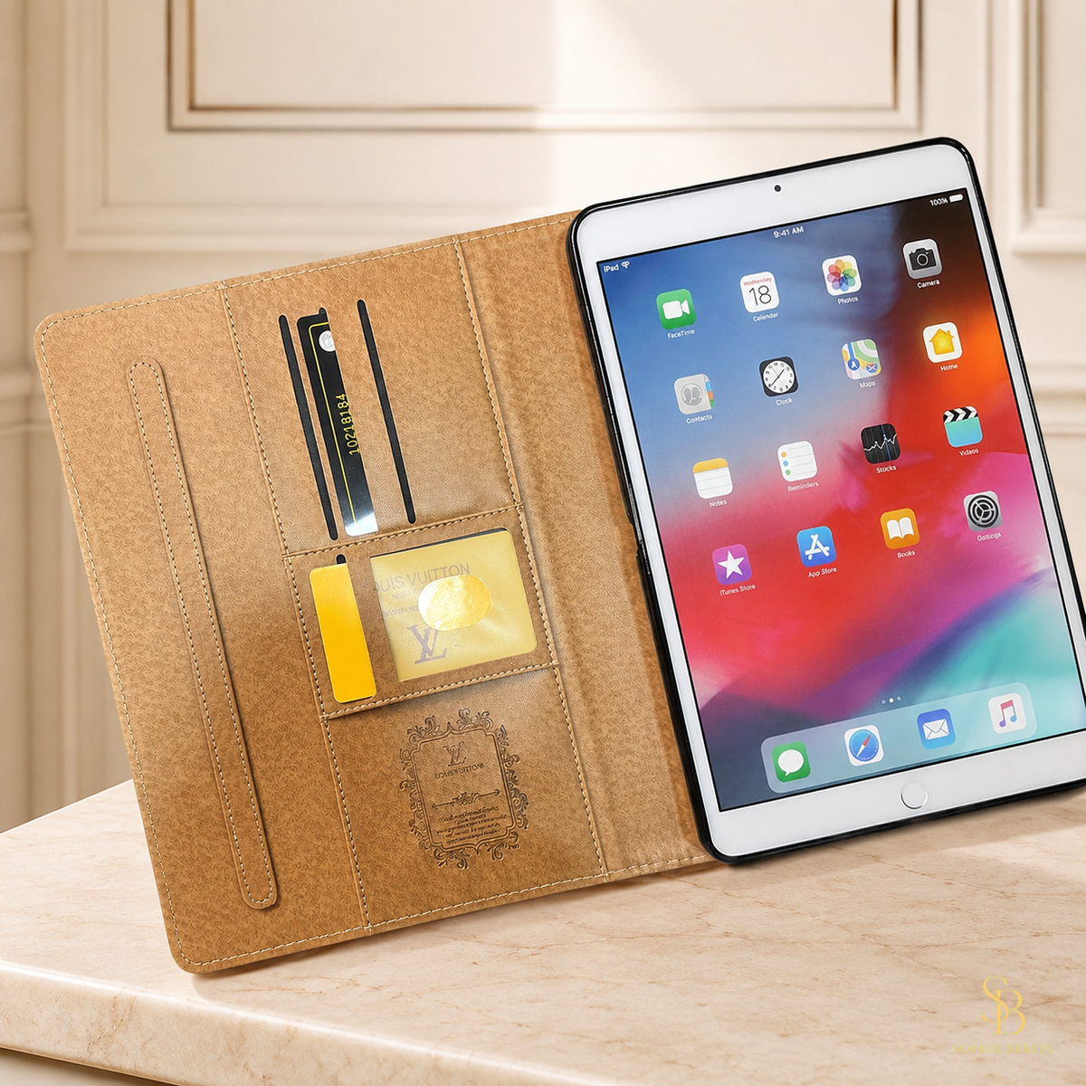 Braune iPad-Hülle mit Monogramm und Aufstellfunktion – Sophie-Berlin-Luxusansicht 7