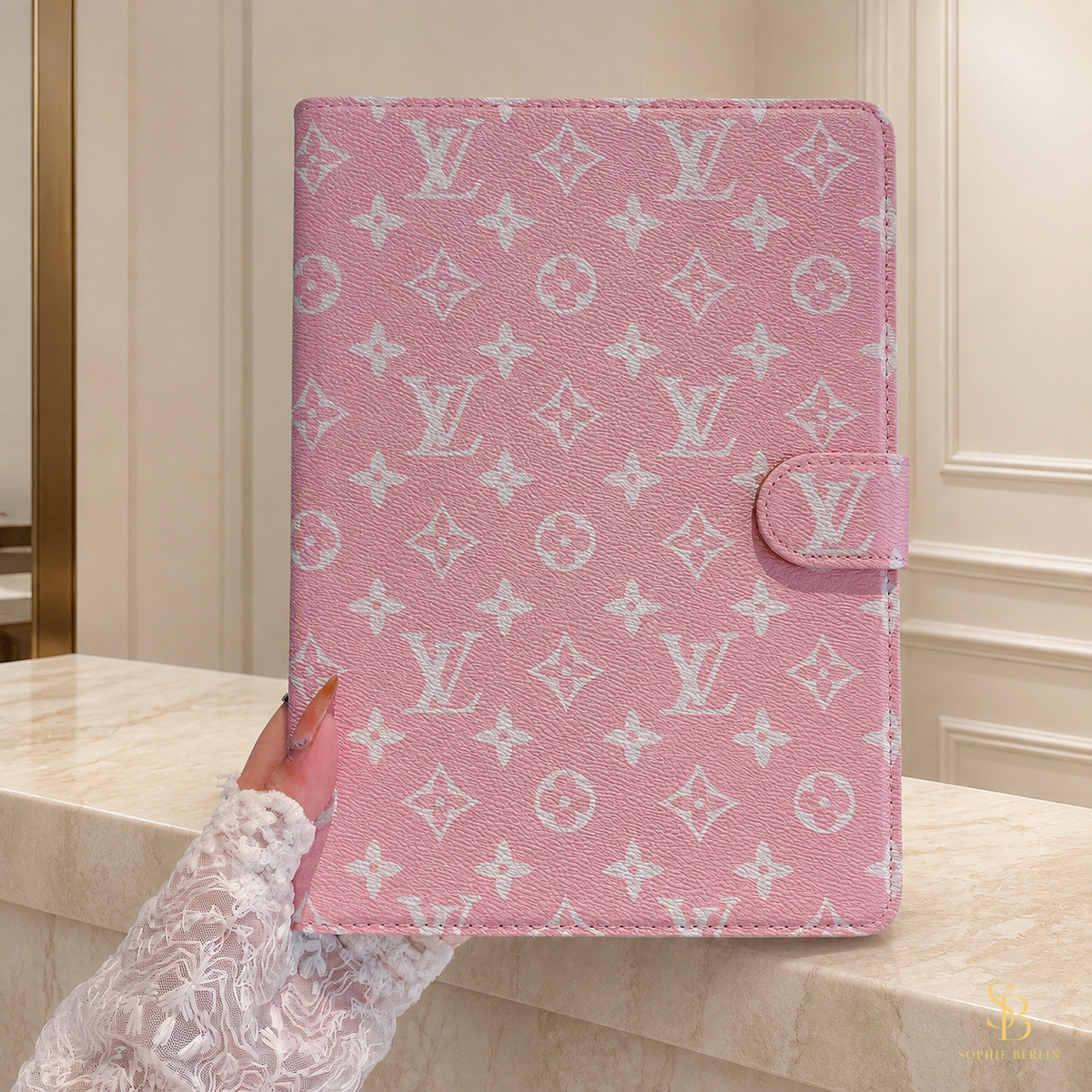 Rosafarbene iPad-Hülle mit hellem Monogramm – Sophie-Berlin-Luxusansicht 1