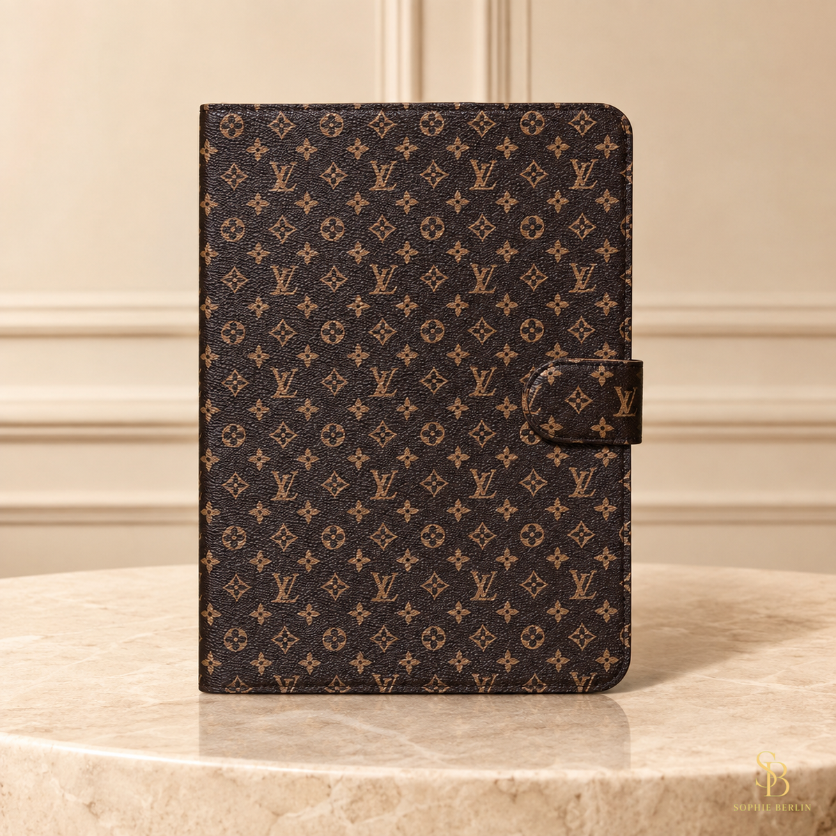 Rosafarbene iPad-Hülle mit hellem Monogramm – Sophie-Berlin-Luxusansicht 2