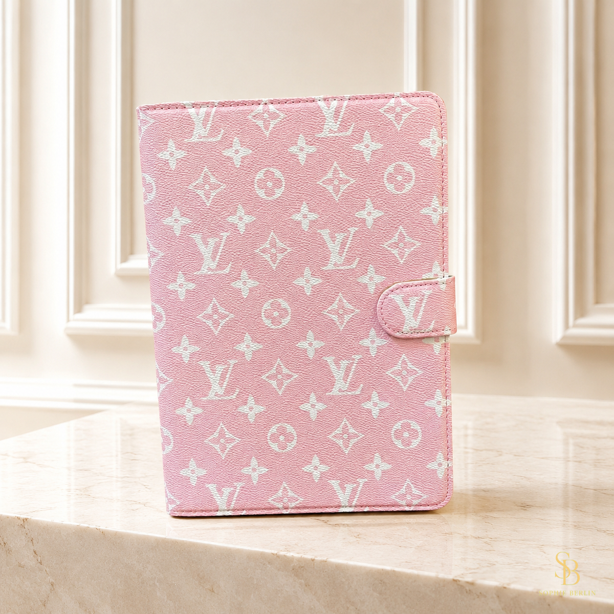Rosafarbene iPad-Hülle mit hellem Monogramm – Sophie-Berlin-Luxusansicht 3