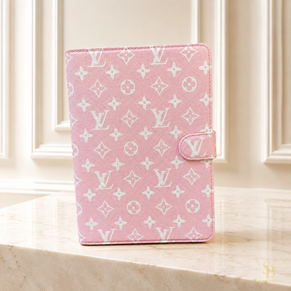 Rosafarbene iPad-Hülle mit hellem Monogramm – Sophie-Berlin-Luxusansicht 3