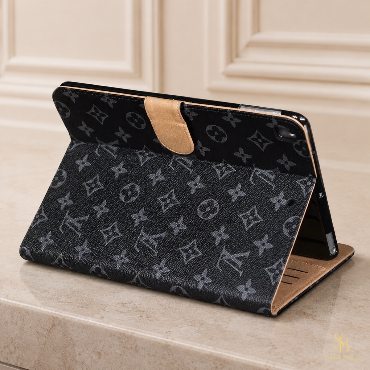 Rosafarbene iPad-Hülle mit hellem Monogramm – Sophie-Berlin-Luxusansicht 4