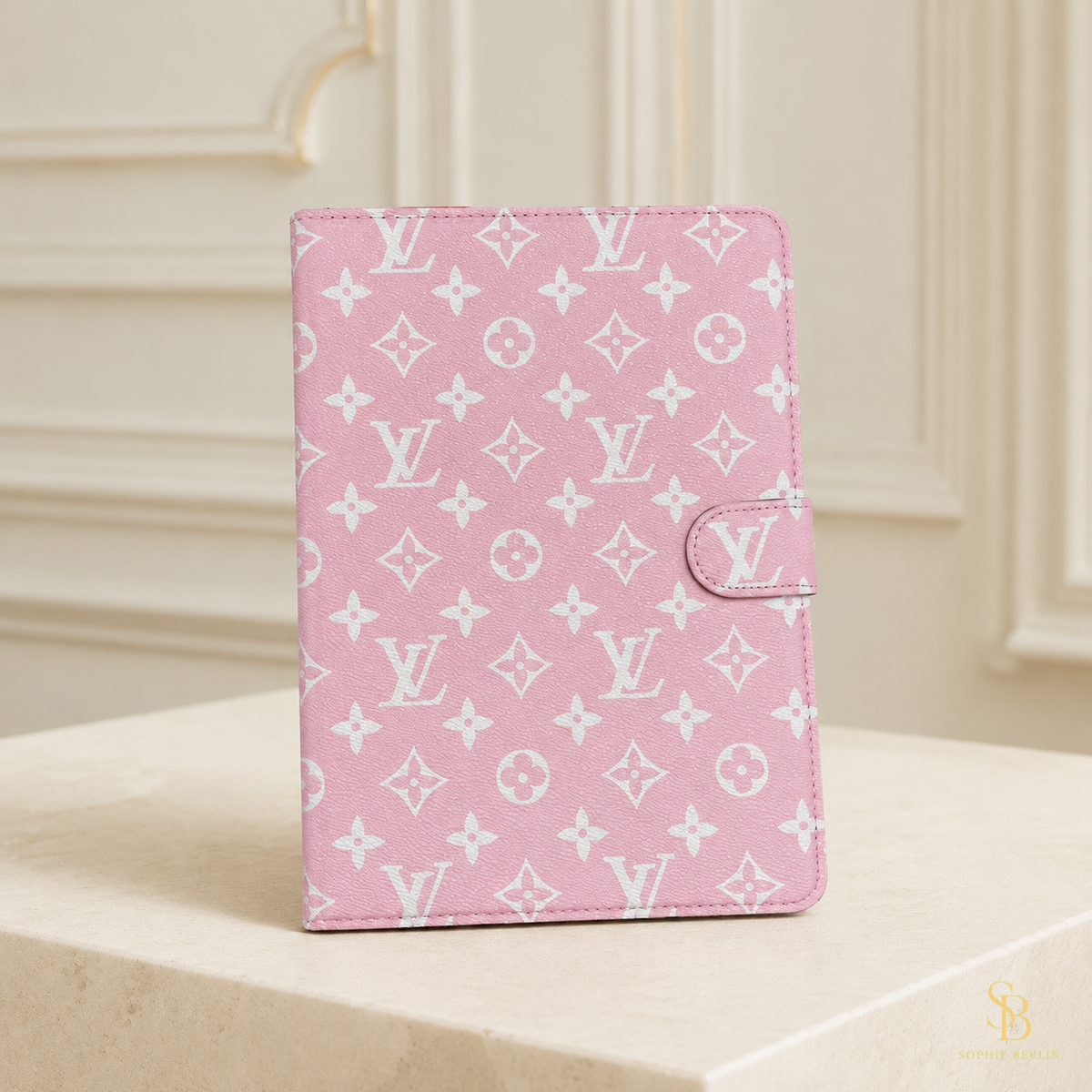 Rosafarbene iPad-Hülle mit hellem Monogramm – Sophie-Berlin-Luxusansicht 5