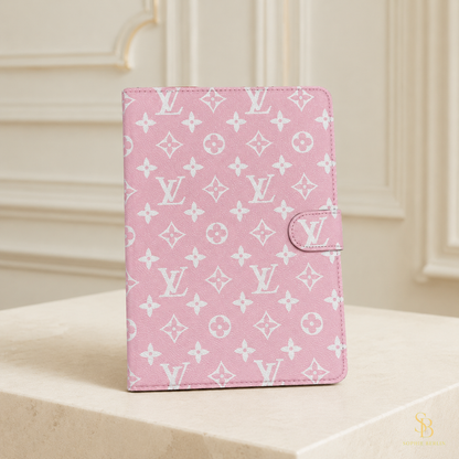 Rosafarbene iPad-Hülle mit hellem Monogramm – Sophie-Berlin-Luxusansicht 5