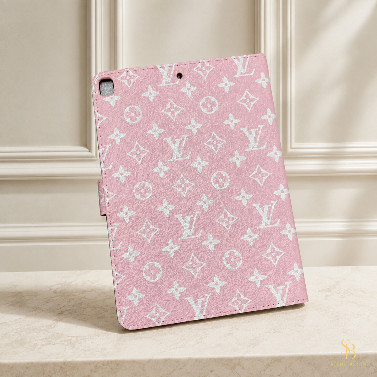 Rosafarbene iPad-Hülle mit hellem Monogramm – Sophie-Berlin-Luxusansicht 7