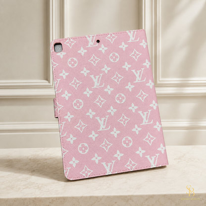 Rosafarbene iPad-Hülle mit hellem Monogramm – Sophie-Berlin-Luxusansicht 7