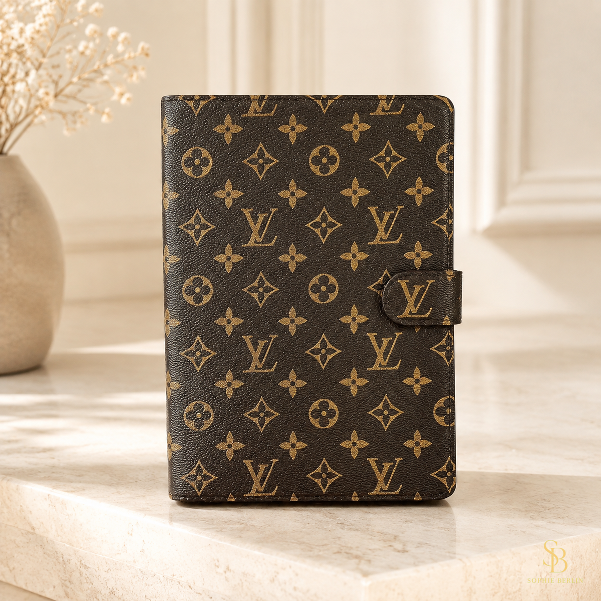 Braune iPad-Foliohülle mit klassischem Monogramm – Sophie-Berlin-Luxusansicht 1