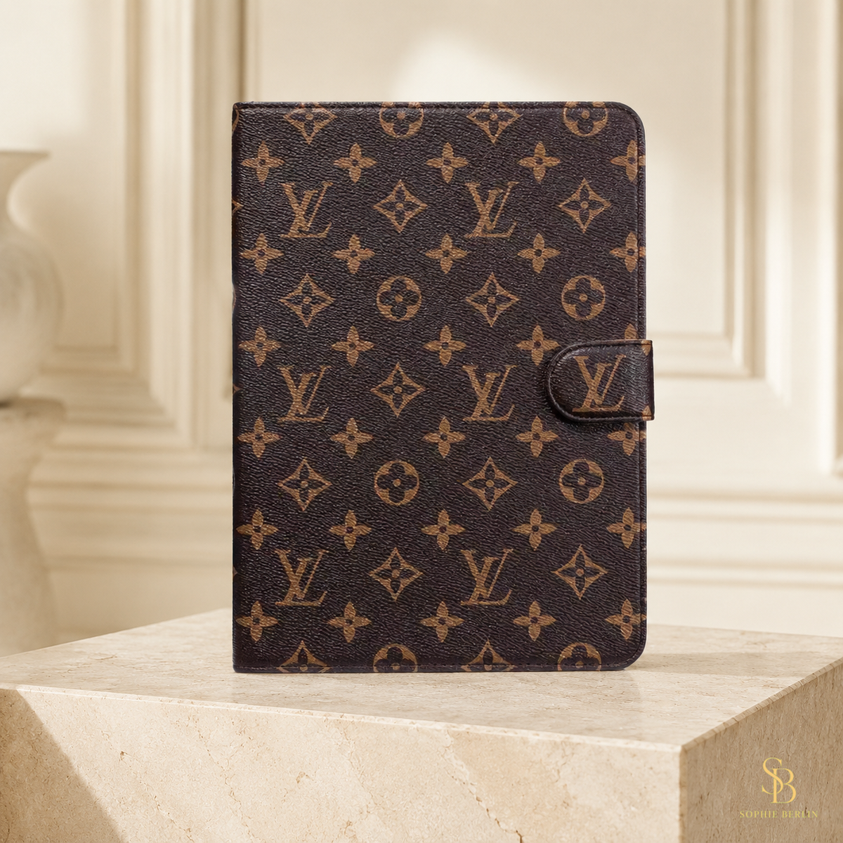 Braune iPad-Foliohülle mit klassischem Monogramm – Sophie-Berlin-Luxusansicht 2