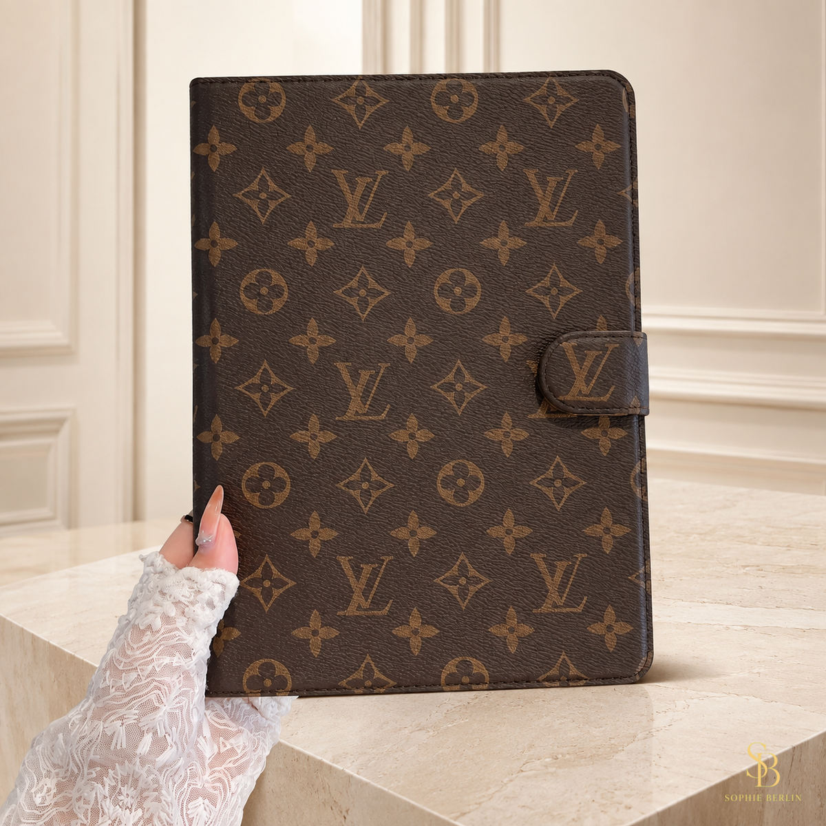 Braune iPad-Foliohülle mit klassischem Monogramm – Sophie-Berlin-Luxusansicht 3