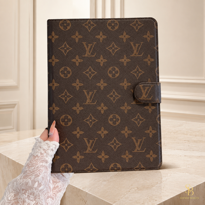 Braune iPad-Foliohülle mit klassischem Monogramm – Sophie-Berlin-Luxusansicht 3