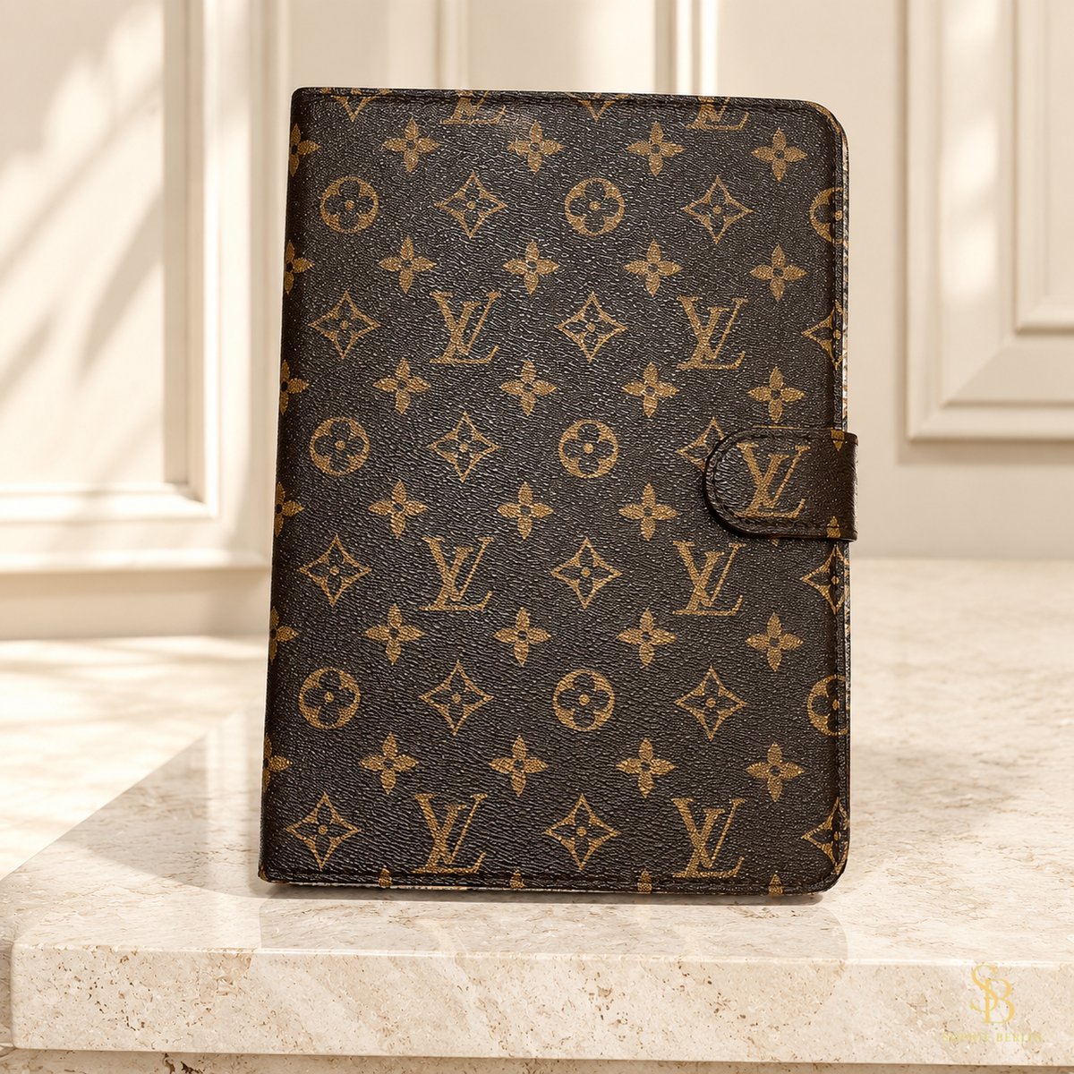 Braune iPad-Foliohülle mit klassischem Monogramm – Sophie-Berlin-Luxusansicht 4