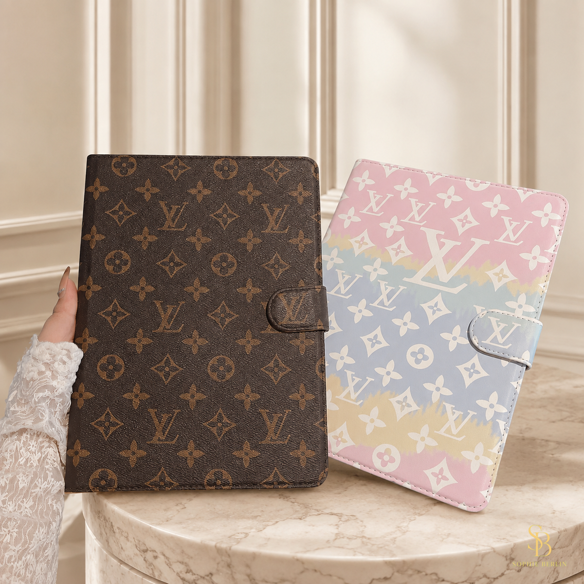 Braune iPad-Foliohülle mit klassischem Monogramm – Sophie-Berlin-Luxusansicht 7