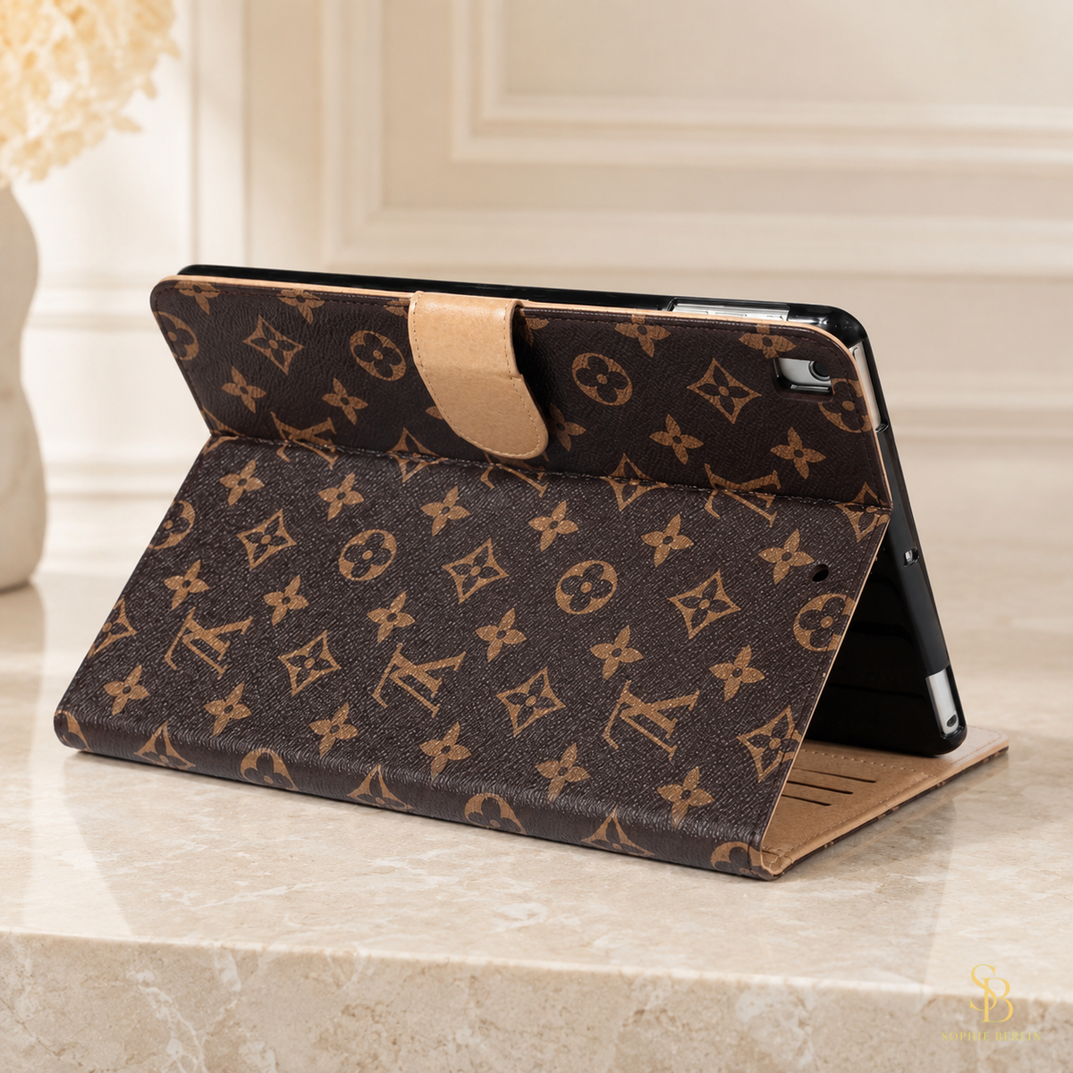 Braune iPad-Foliohülle mit klassischem Monogramm – Sophie-Berlin-Luxusansicht 8