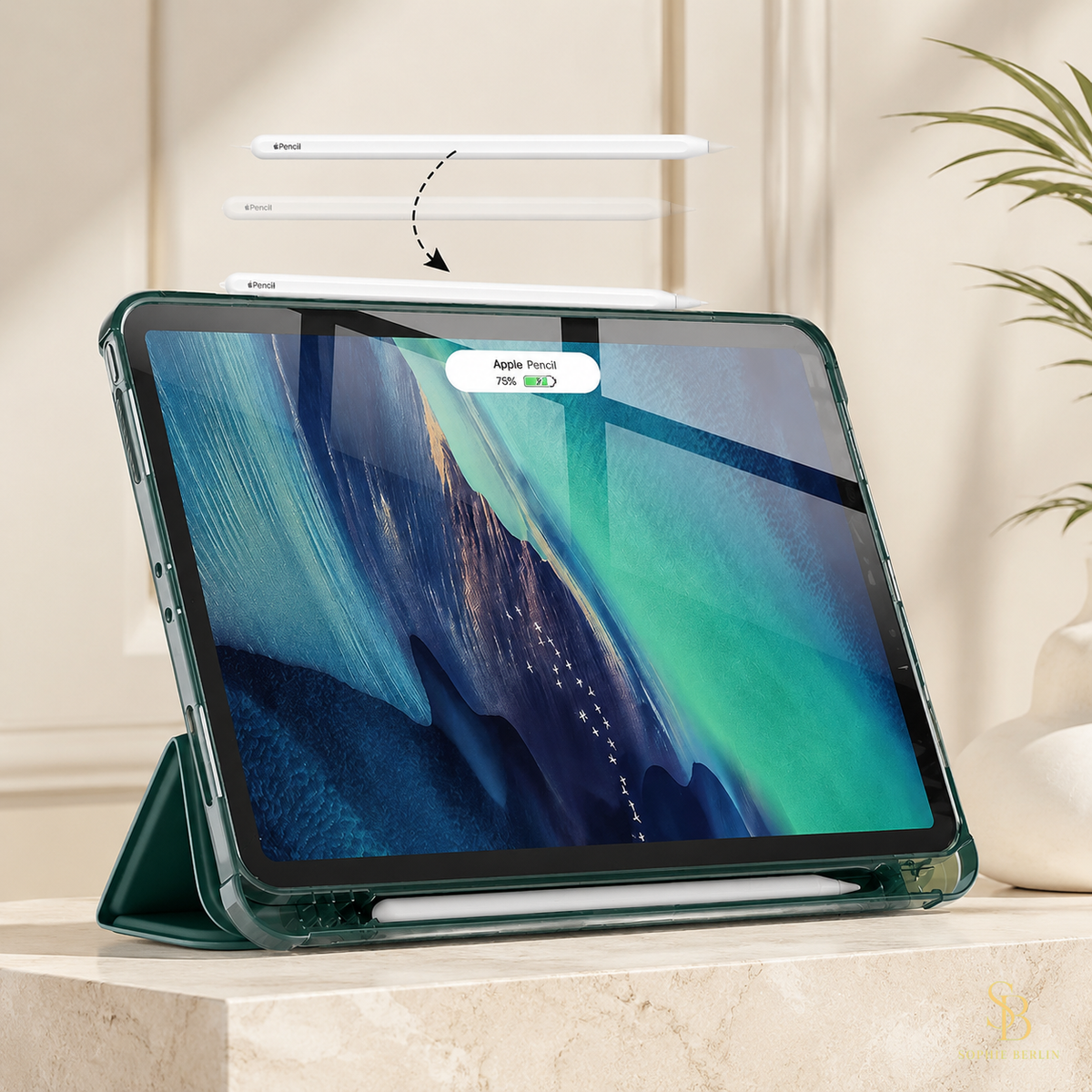 Dunkelgrüne iPad-Hülle mit Stifthalter und Aufstellfunktion – Sophie-Berlin-Luxusansicht 3