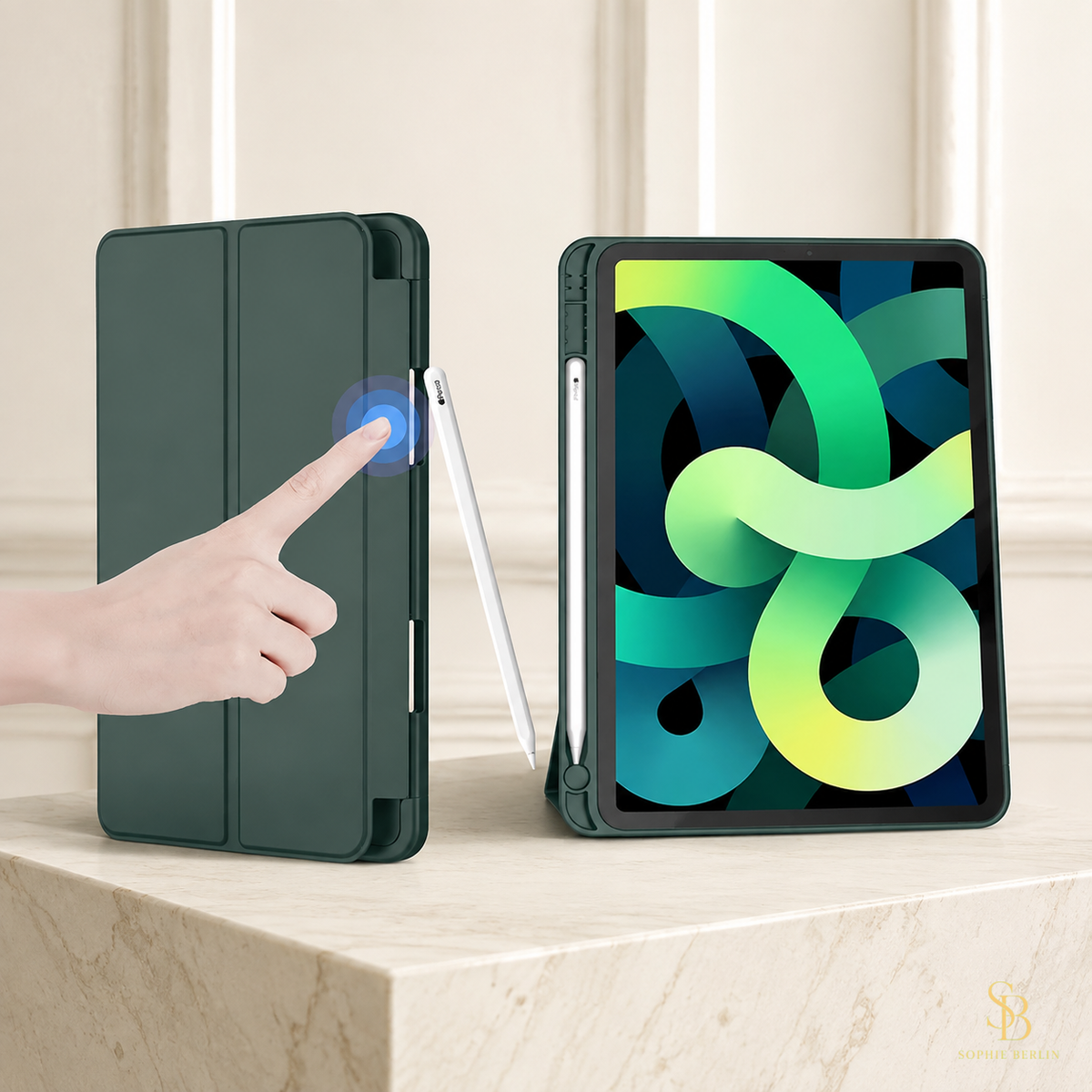 Dunkelgrüne iPad-Hülle mit Stifthalter und Aufstellfunktion – Sophie-Berlin-Luxusansicht 5