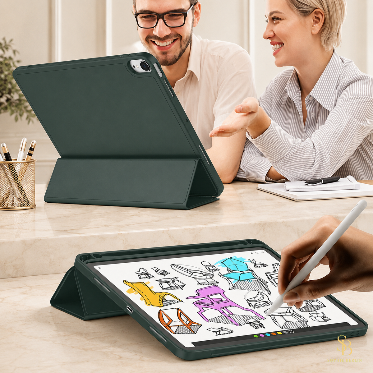 Dunkelgrüne iPad-Hülle mit Stifthalter und Aufstellfunktion – Sophie-Berlin-Luxusansicht 6