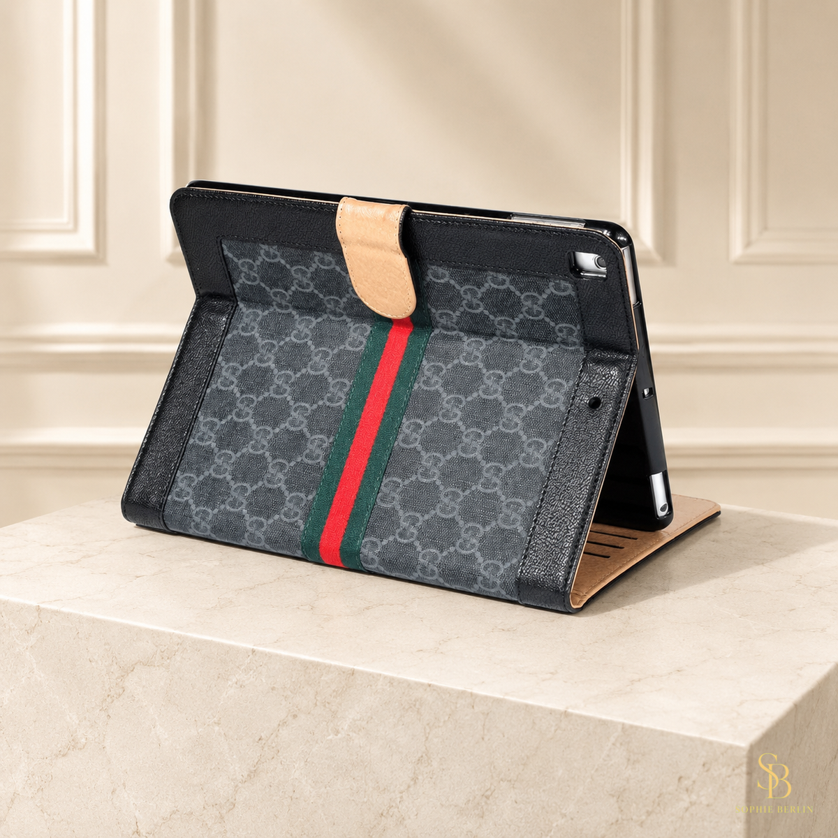 iPad-Hülle mit Kartenfächern, Streifendetail und Aufstellfunktion – Sophie-Berlin-Luxusansicht 1
