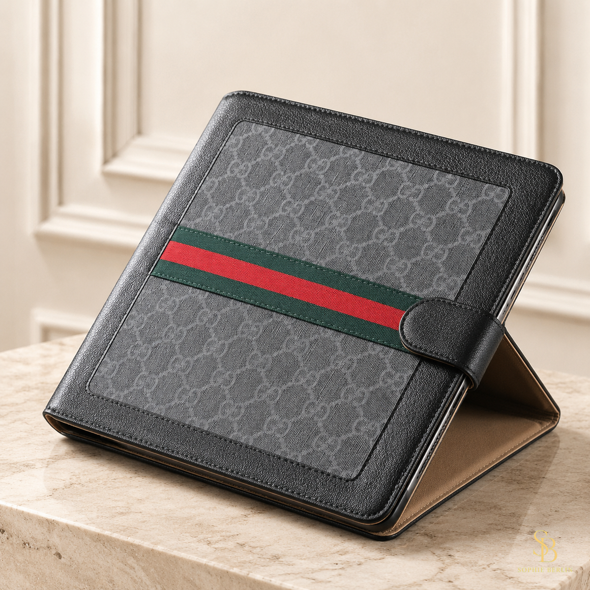 iPad-Hülle mit Kartenfächern, Streifendetail und Aufstellfunktion – Sophie-Berlin-Luxusansicht 6