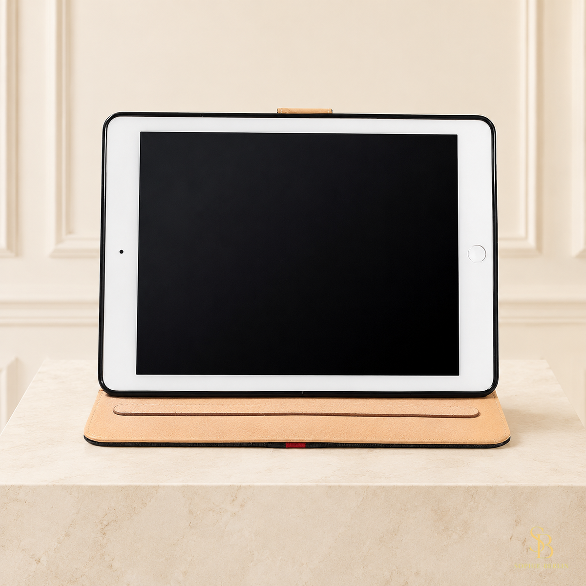 iPad-Hülle mit Kartenfächern, Streifendetail und Aufstellfunktion – Sophie-Berlin-Luxusansicht 7