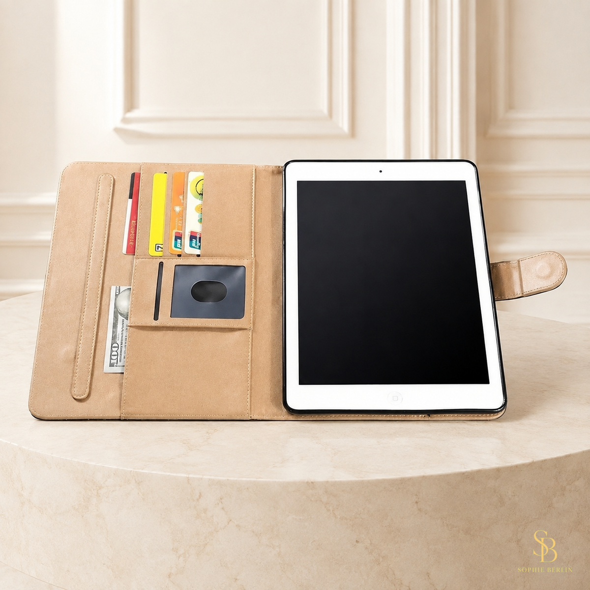 iPad-Hülle mit Kartenfächern, Streifendetail und Aufstellfunktion – Sophie-Berlin-Luxusansicht 8