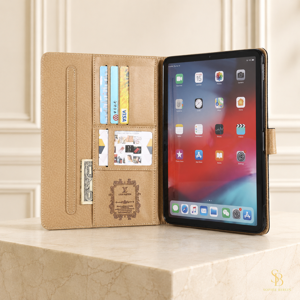 iPad-Foliohülle mit 3D-Prägeoptik und Verschlusslasche – Sophie-Berlin-Luxusansicht 4