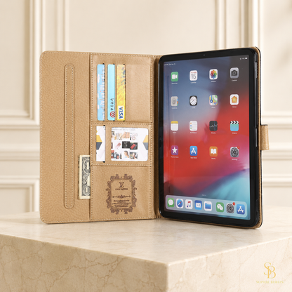 iPad-Foliohülle mit 3D-Prägeoptik und Verschlusslasche – Sophie-Berlin-Luxusansicht 4
