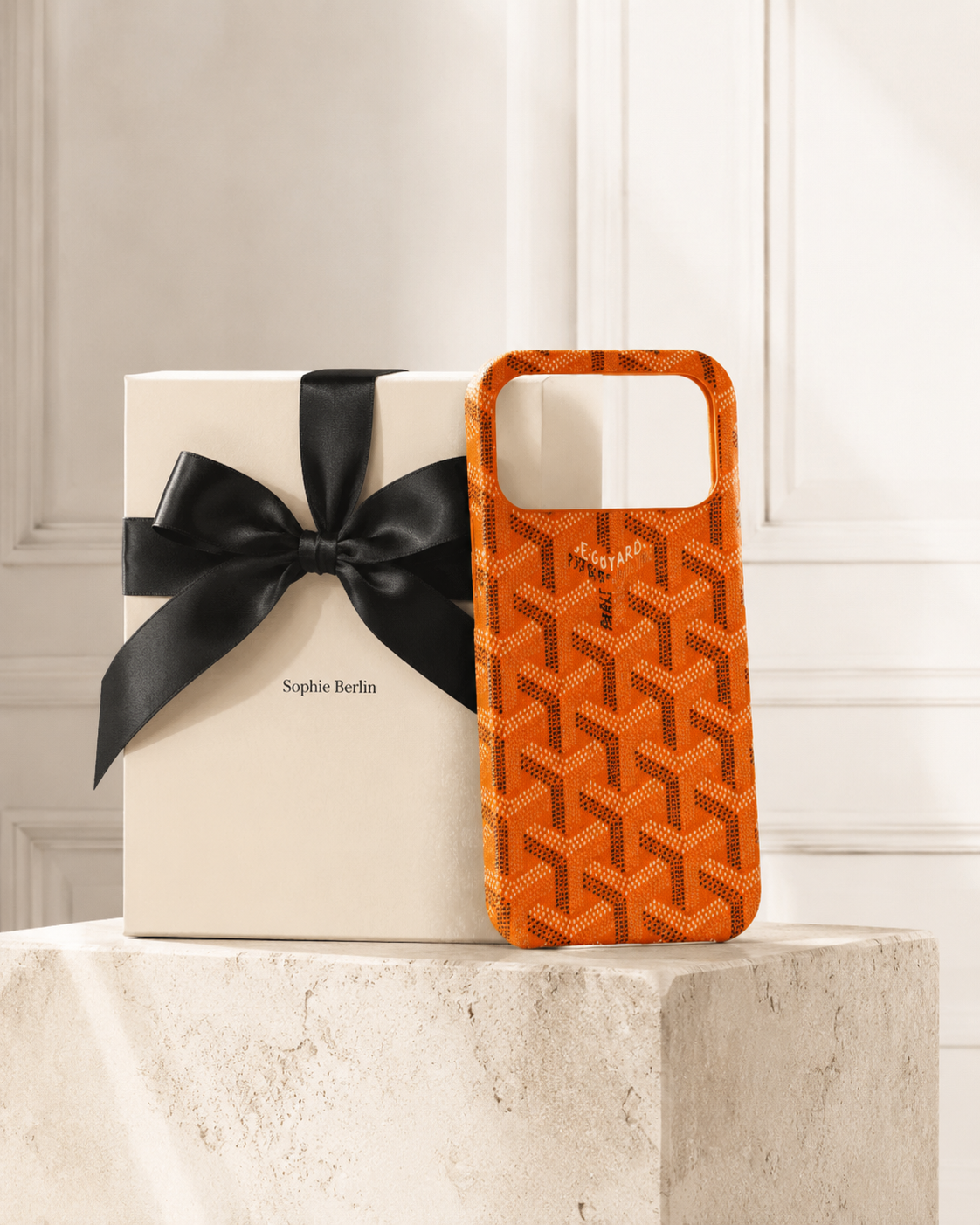 Strukturierte iPhone-Hülle in leuchtendem Orange – Sophie Berlin Luxusprofil