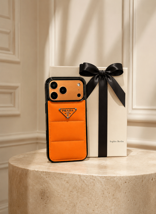 Gesteppte iPhone-Hülle mit elegantem Rautenmuster – Sophie Berlin Luxusprofil