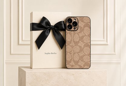 Braune iPhone-Hülle mit klassischem Allover-Muster – Sophie Berlin Luxusprofil
