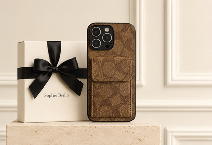Hellbraune iPhone-Hülle mit Portemonnaie – Sophie Berlin Luxusprofil