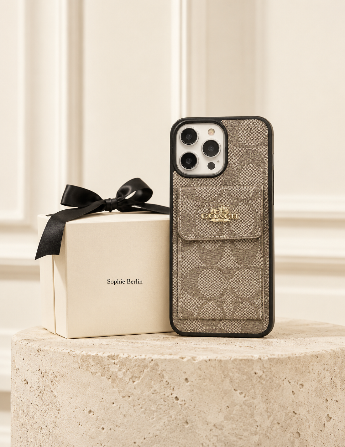 Hellbraune iPhone-Hülle mit Kartenetui – Sophie Berlin Luxusprofil