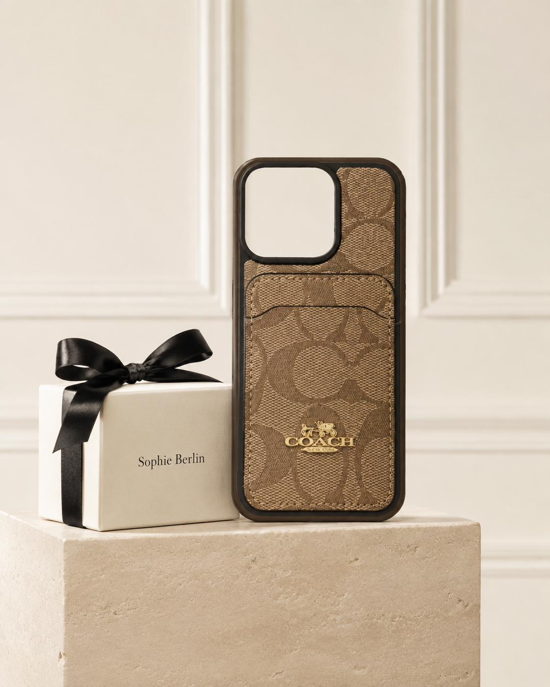Kaffeebraune iPhone-Hülle mit rückseitigem Kartenhalter – Sophie Berlin Luxusprofil