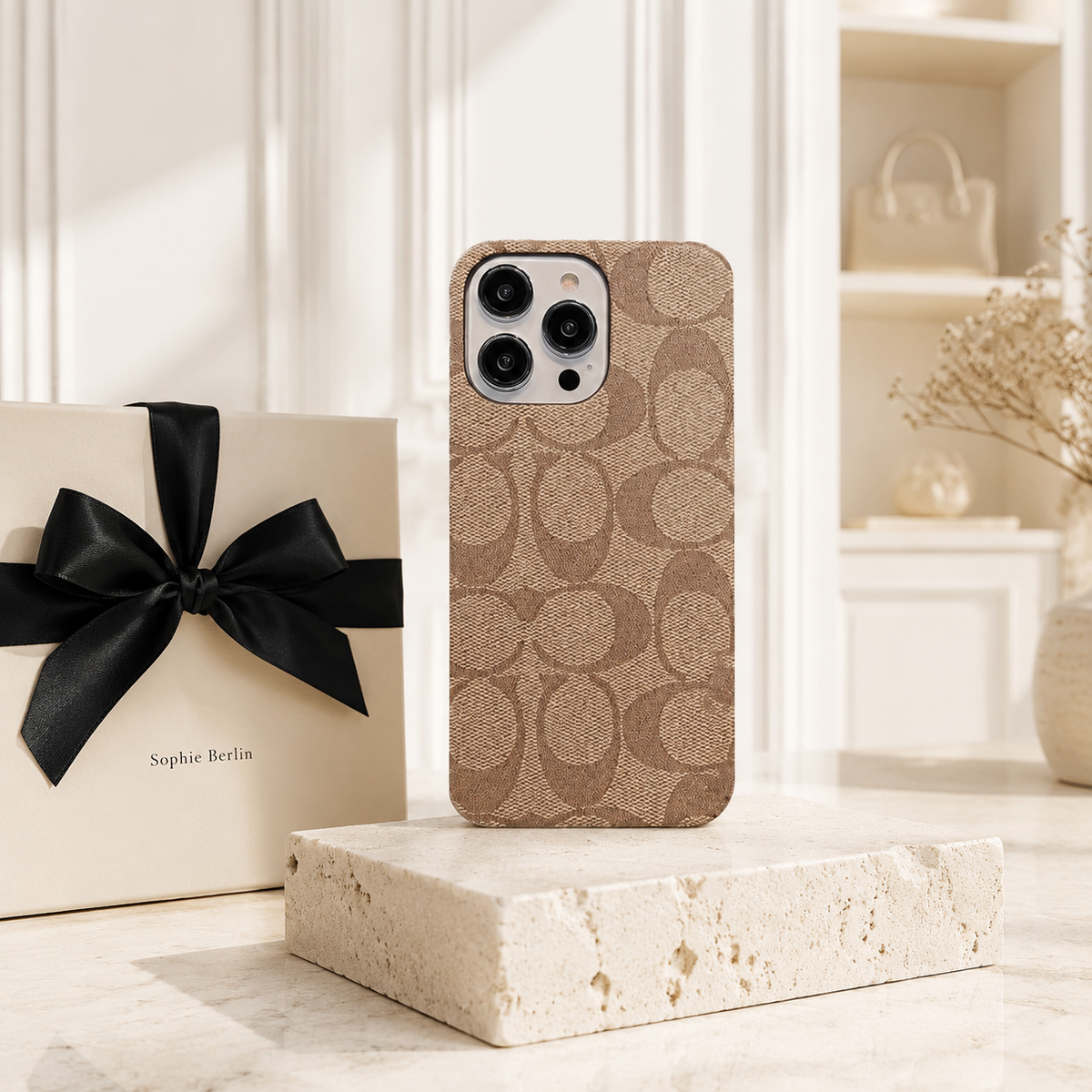 Kaffeebraune iPhone-Hülle mit traditioneller Musteroptik – Sophie Berlin Luxusprofil