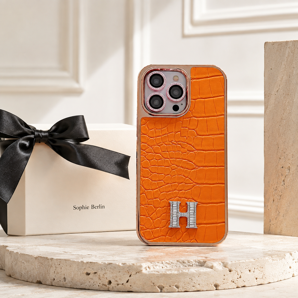 iPhone-Hülle mit roségoldenem Schmuckdetail – Sophie Berlin Luxusprofil