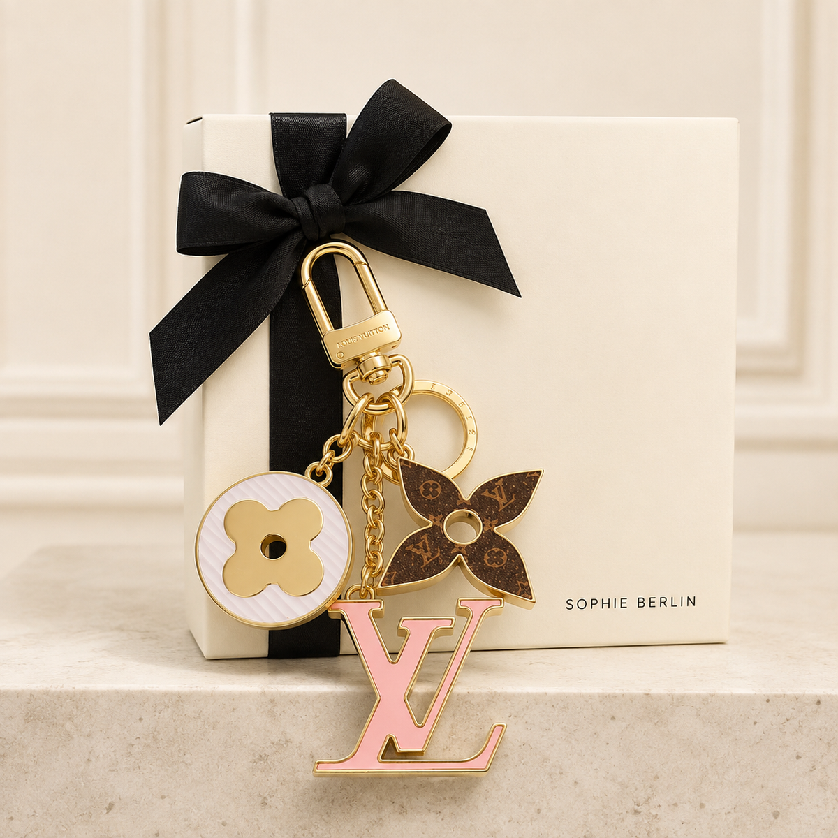 Monogramm-Blüten-Schlüsselanhänger mit goldfarbenen Charms – Sophie-Berlin-Luxusprofil