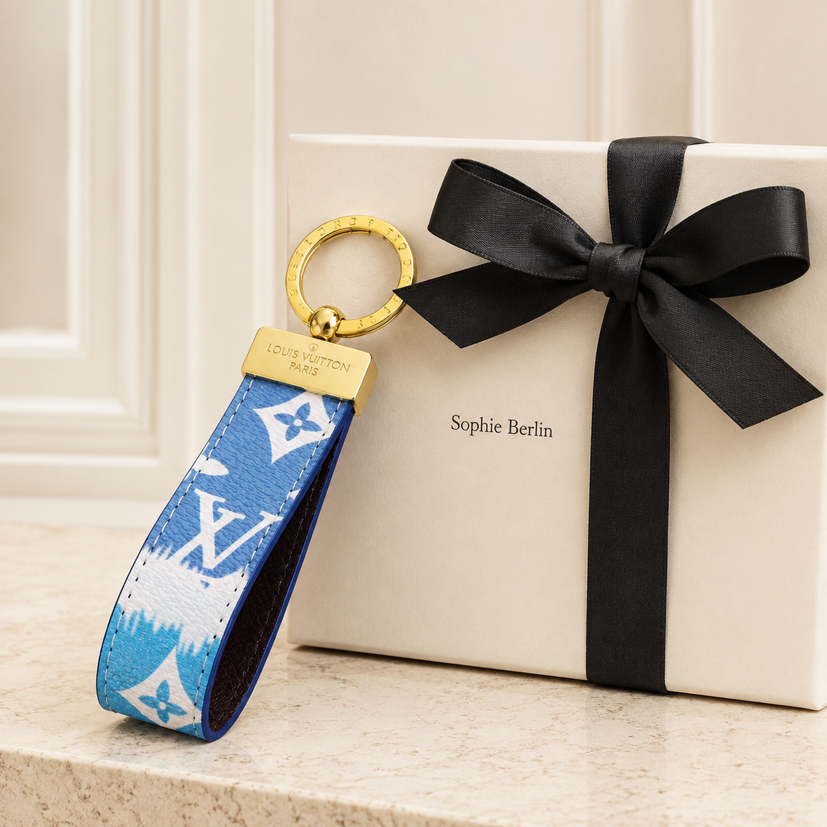 Monogramm-Schlüsselanhänger-Kollektion mit goldfarbenen Details – Sophie-Berlin-Luxusprofil