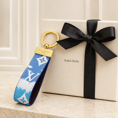 Monogramm-Schlüsselanhänger-Kollektion mit goldfarbenen Details – Sophie-Berlin-Luxusprofil