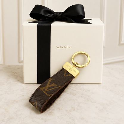Goldfarbener Mini-Figurenanhänger – Sophie-Berlin-Luxusprofil