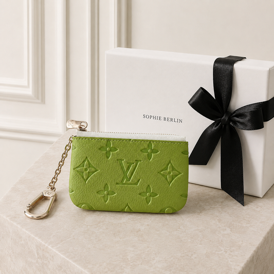 Geprägte Münztasche mit Kettenclip in sieben Farben – Sophie-Berlin-Luxusprofil