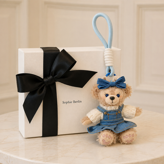 Plüsch-Teddy-Taschenanhänger in vier Farben – Sophie-Berlin-Luxusprofil
