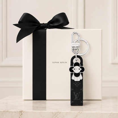 Floraler Monogramm-Handgelenkriemen für Schlüssel – Sophie-Berlin-Luxusprofil