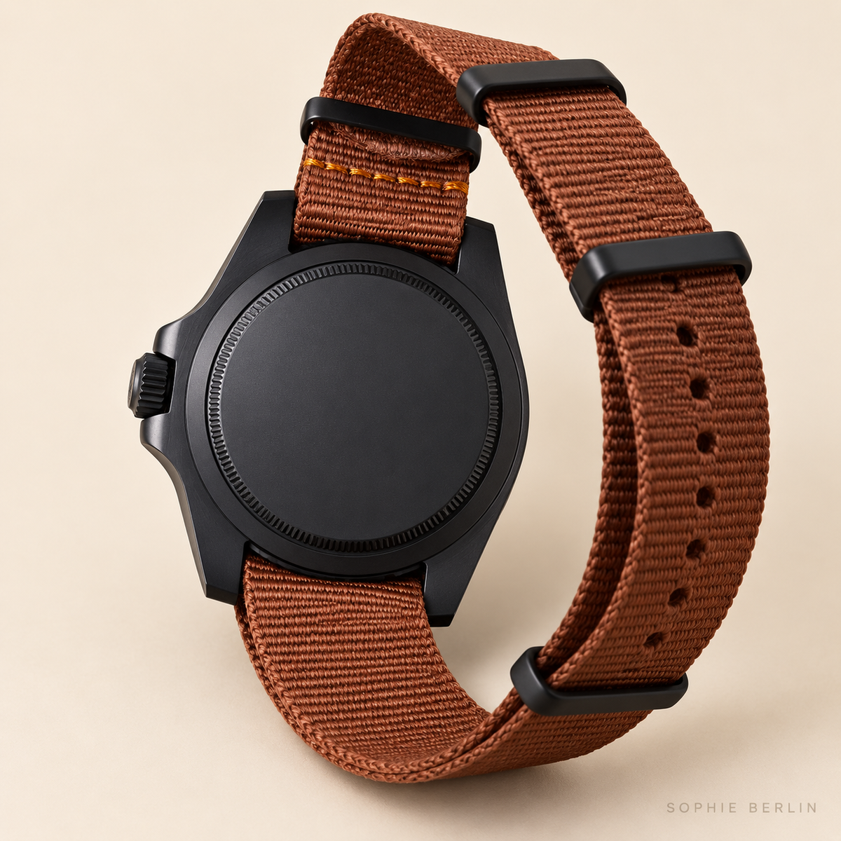 Marinus Herrenuhr, 41 mm, geschlossene schwarze Rückseite und geöffnetes rostbraunes Textilband