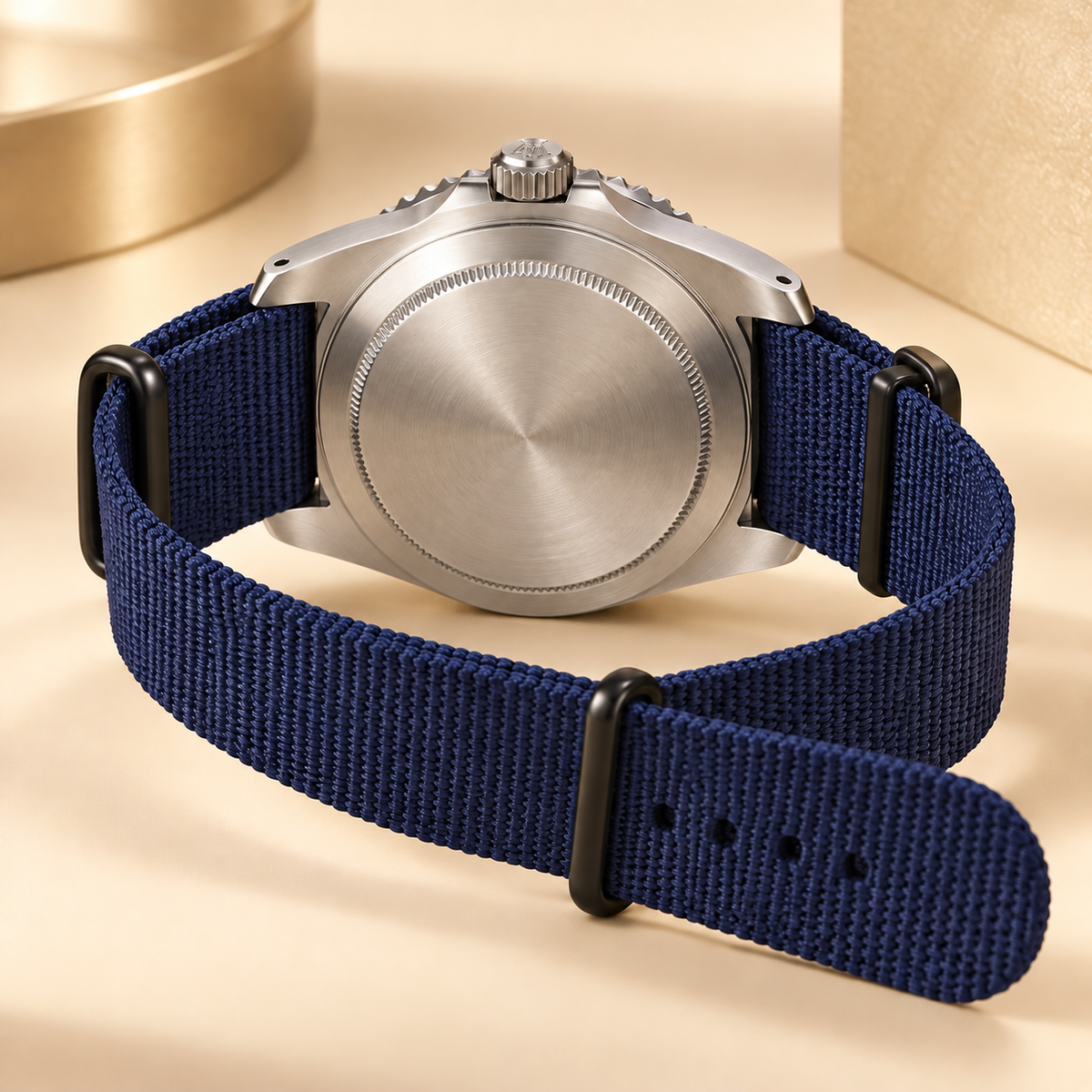 Marinus Stealth-Textilband-Herrenuhr, 41 mm, geschlossene Rückseite und geöffnetes dunkelblaues Band