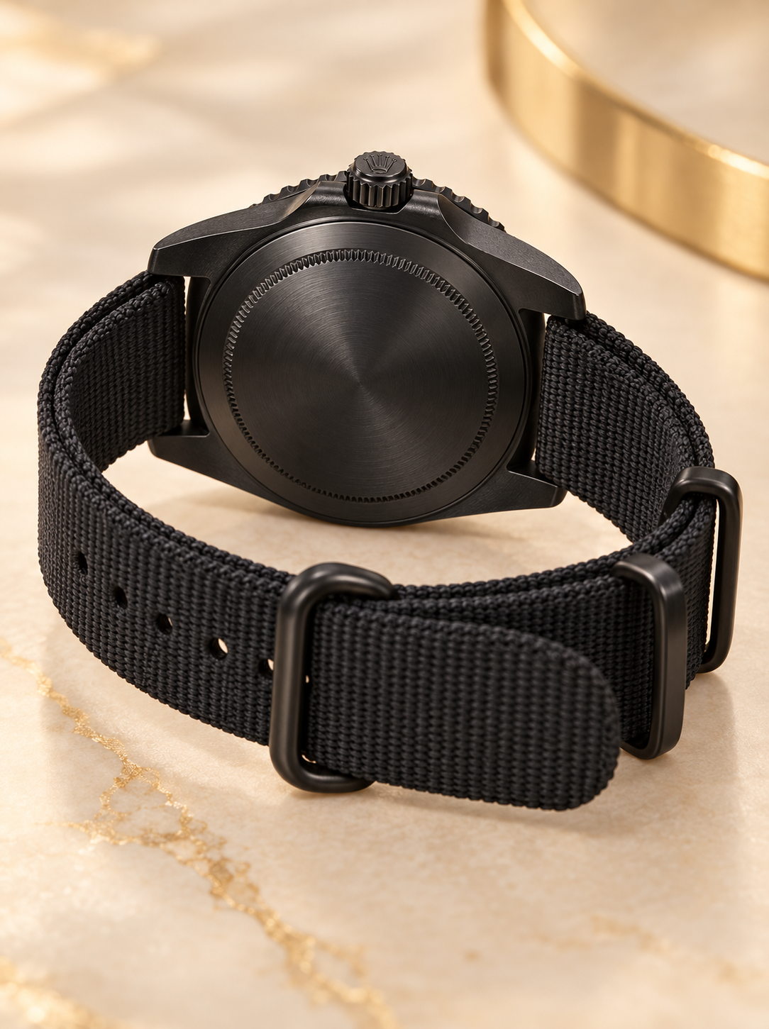 Marinus Stealth-Textilband Herrenuhr – geschlossener schwarzer Gehäuseboden und geöffnetes Textilband