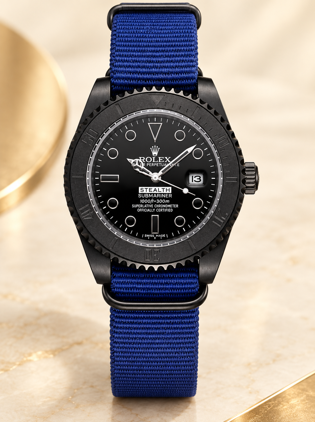 Marinus Herrenuhr – Vorderansicht in Schwarz mit dunkelblauem Textilband – Sophie Berlin
